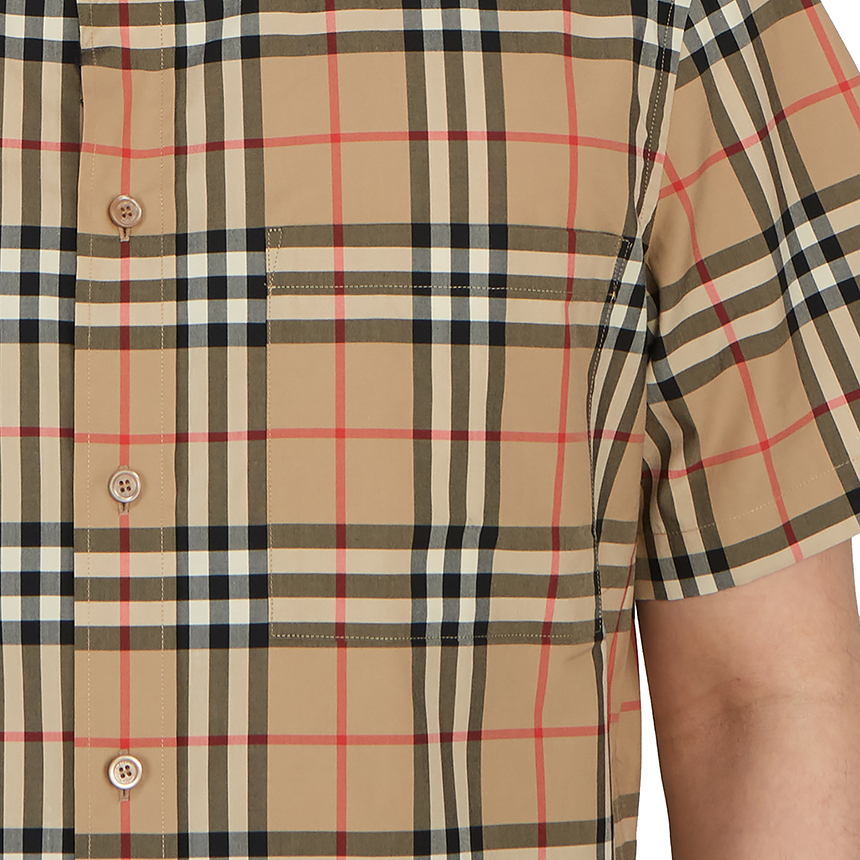 버버리(BURBERRY) 로고 아플리케 빈티지 체크 남자 반팔 셔츠 CHALCROFT 8038524 A7028