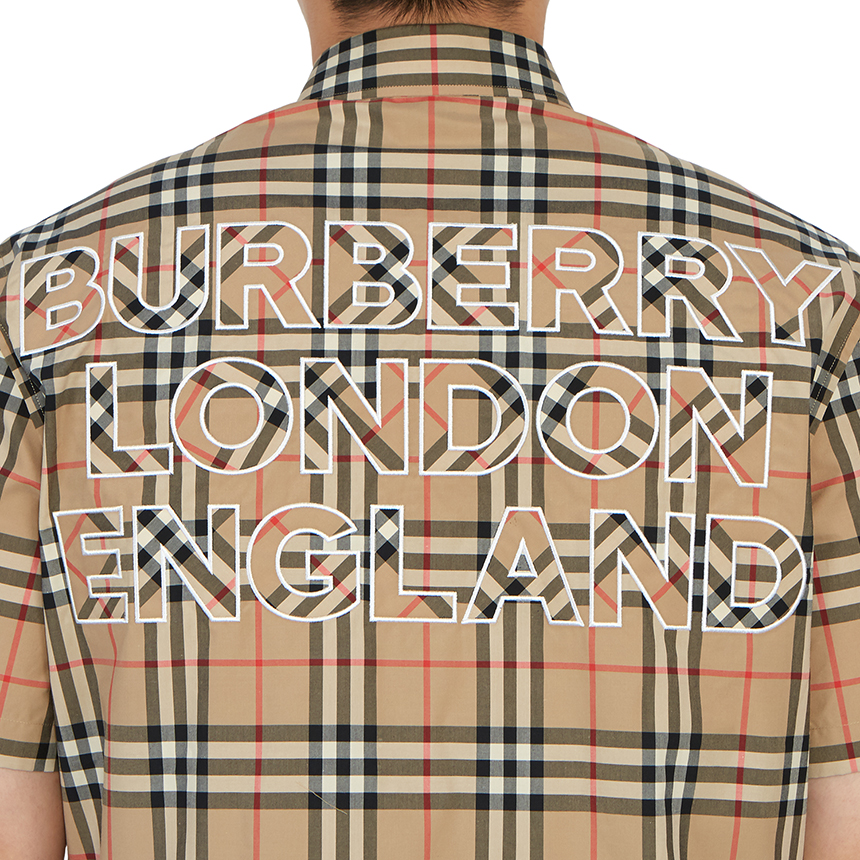 버버리(BURBERRY) 로고 아플리케 빈티지 체크 남자 반팔 셔츠 CHALCROFT 8038524 A7028