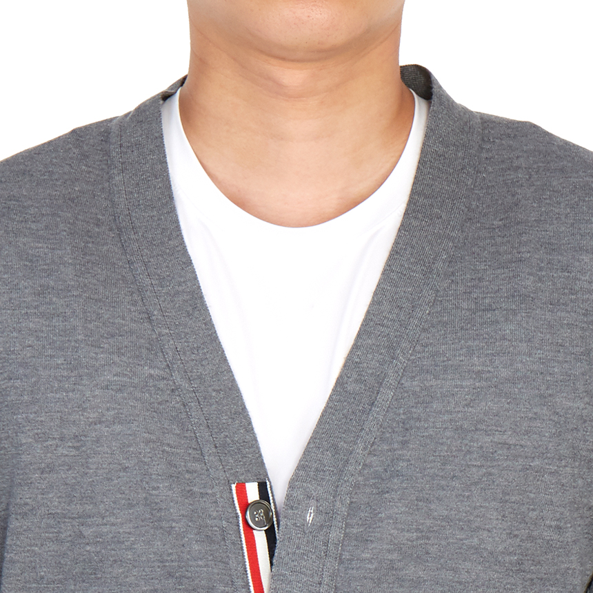 톰브라운(THOM BROWNE) 클래식 삼선 인타르시아 스트라이프 남자 울 가디건 MKC262A 00014 035