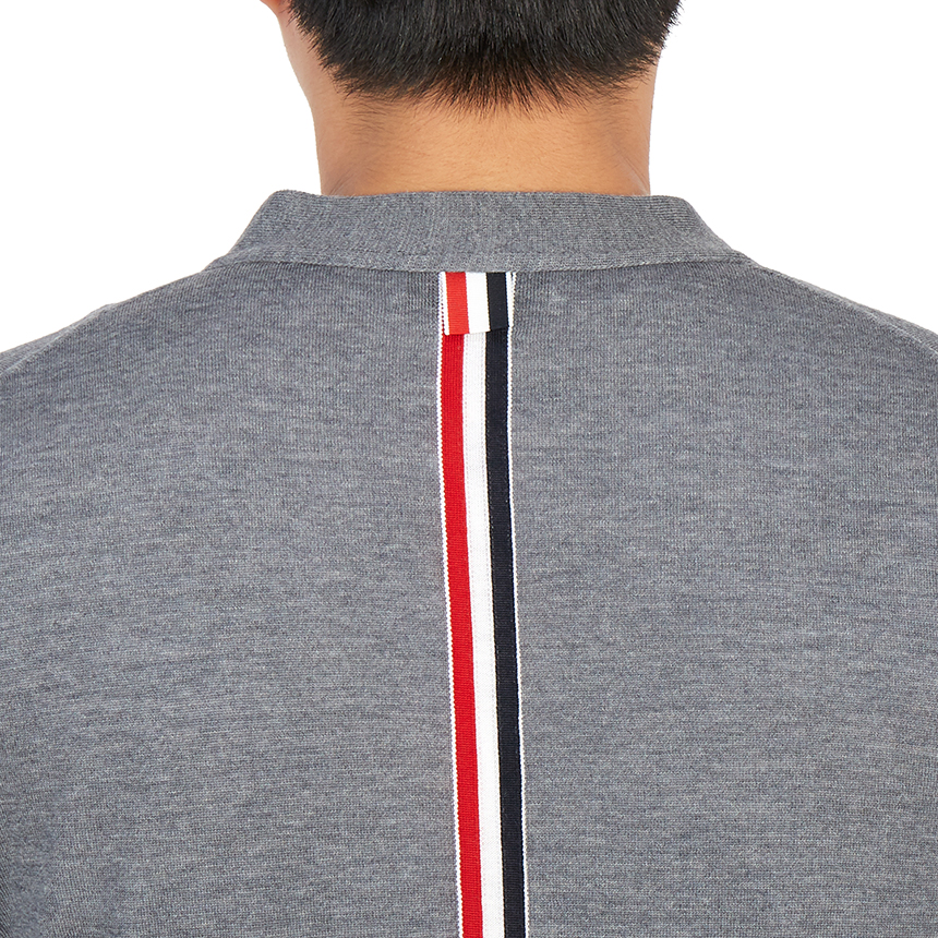 톰브라운(THOM BROWNE) 클래식 삼선 인타르시아 스트라이프 남자 울 가디건 MKC262A 00014 035