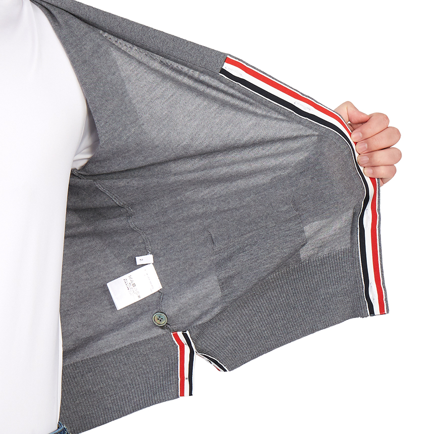 톰브라운(THOM BROWNE) 클래식 삼선 인타르시아 스트라이프 남자 울 가디건 MKC262A 00014 035