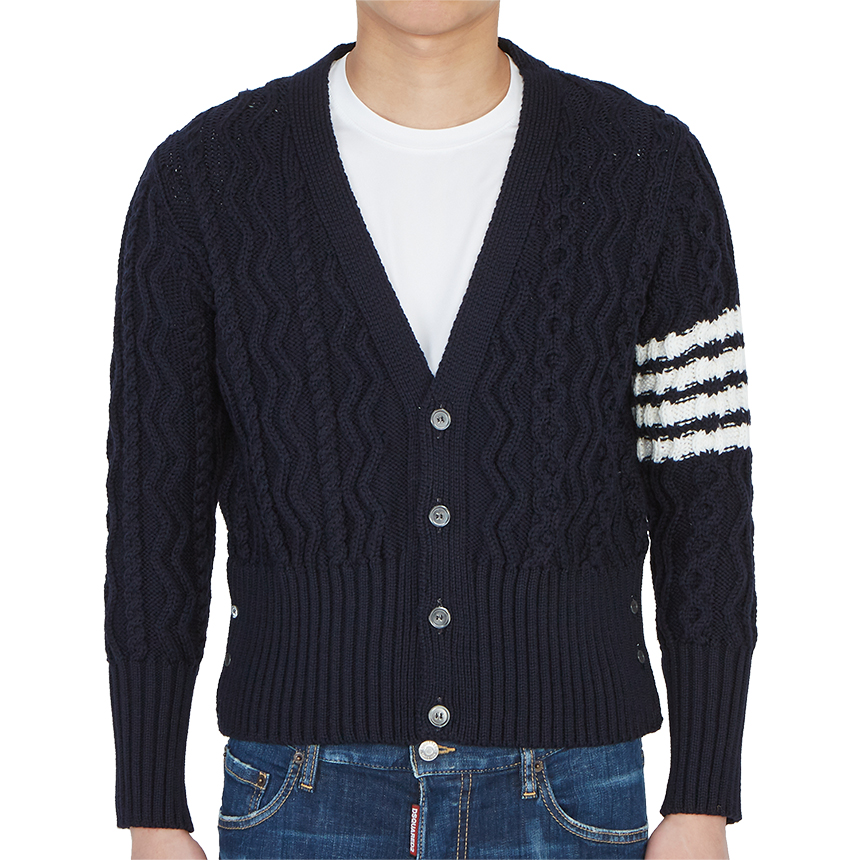 톰브라운(THOM BROWNE) 사선 완장 아란 케이블 클래식 남자 울 가디건 MKC309A Y1006 415