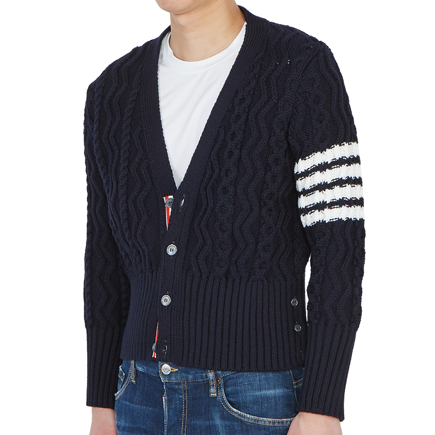 톰브라운(THOM BROWNE) 사선 완장 아란 케이블 클래식 남자 울 가디건 MKC309A Y1006 415