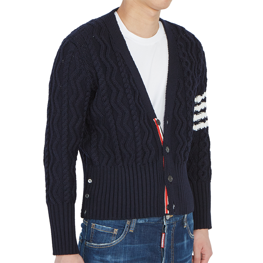 톰브라운(THOM BROWNE) 사선 완장 아란 케이블 클래식 남자 울 가디건 MKC309A Y1006 415