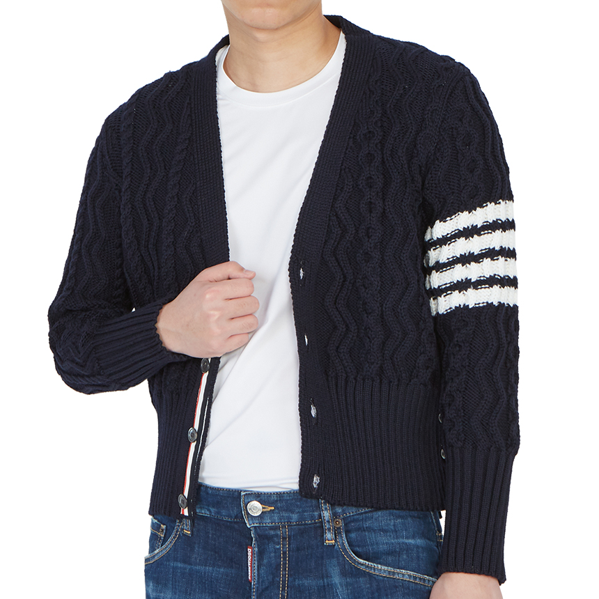 톰브라운(THOM BROWNE) 사선 완장 아란 케이블 클래식 남자 울 가디건 MKC309A Y1006 415
