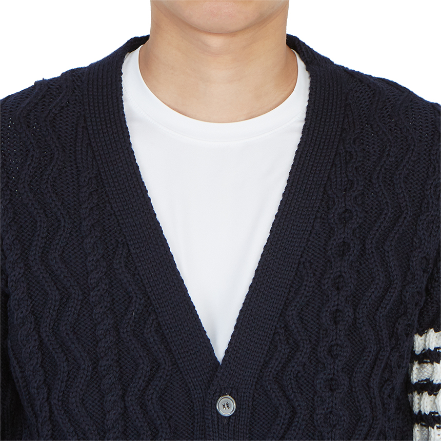 톰브라운(THOM BROWNE) 사선 완장 아란 케이블 클래식 남자 울 가디건 MKC309A Y1006 415