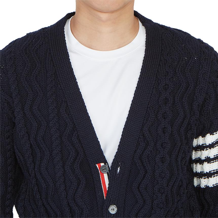 톰브라운(THOM BROWNE) 사선 완장 아란 케이블 클래식 남자 울 가디건 MKC309A Y1006 415