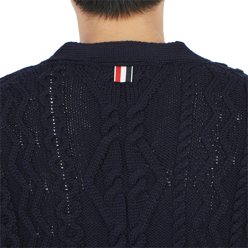 톰브라운(THOM BROWNE) 사선 완장 아란 케이블 클래식 남자 울 가디건 MKC309A Y1006 415
