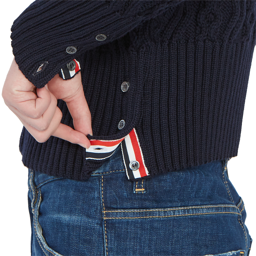 톰브라운(THOM BROWNE) 사선 완장 아란 케이블 클래식 남자 울 가디건 MKC309A Y1006 415