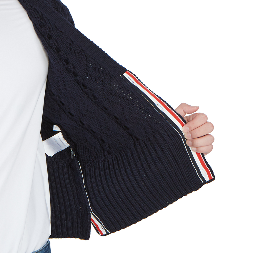톰브라운(THOM BROWNE) 사선 완장 아란 케이블 클래식 남자 울 가디건 MKC309A Y1006 415