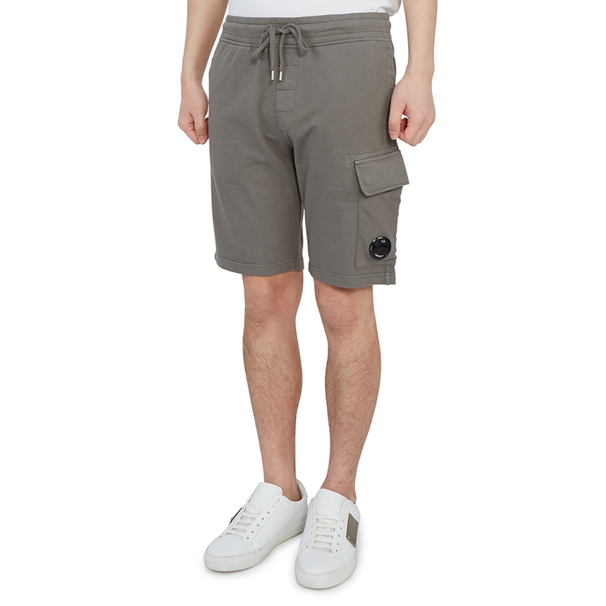 씨피컴퍼니(CP COMPANY) 라이트 플리스 렌즈 남자 버뮤다 카고 반바지 10CMSB041A 002246G 938