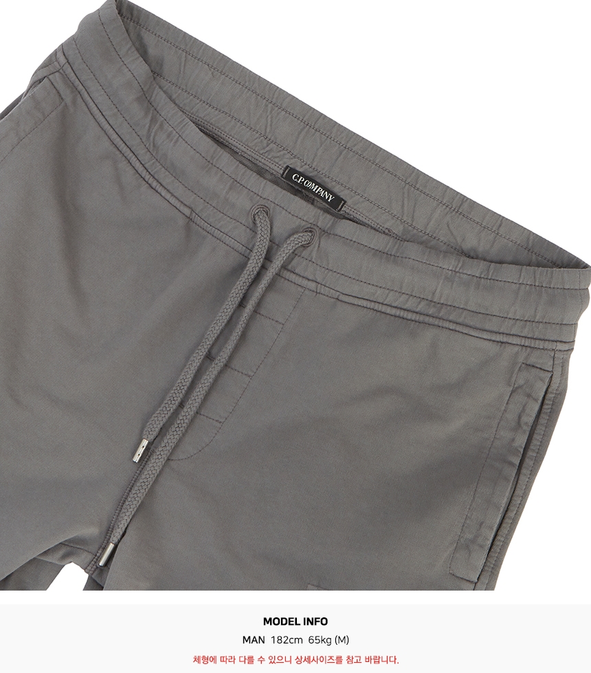 씨피컴퍼니(CP COMPANY) 라이트 플리스 렌즈 남자 버뮤다 카고 반바지 10CMSB041A 002246G 938