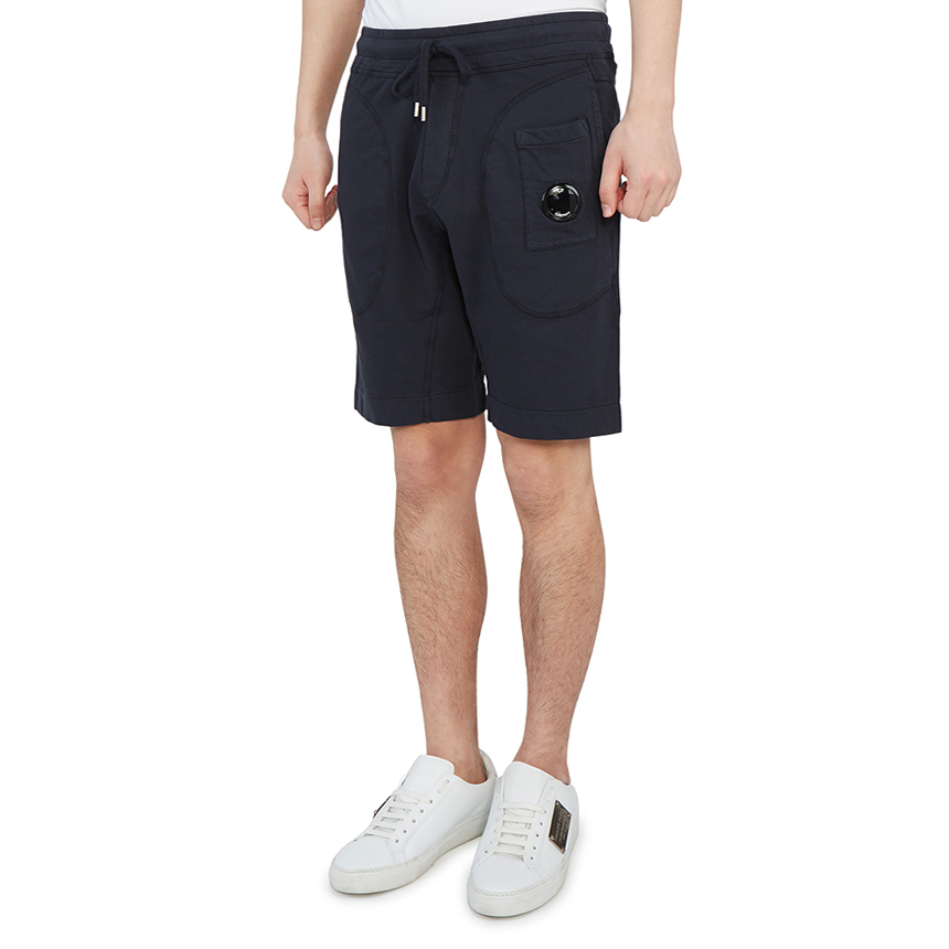 씨피컴퍼니(CP COMPANY) 라이트 플리스 렌즈 남자 조깅 버뮤다 반바지 레귤러핏 10CMSB157A 002246G 888
