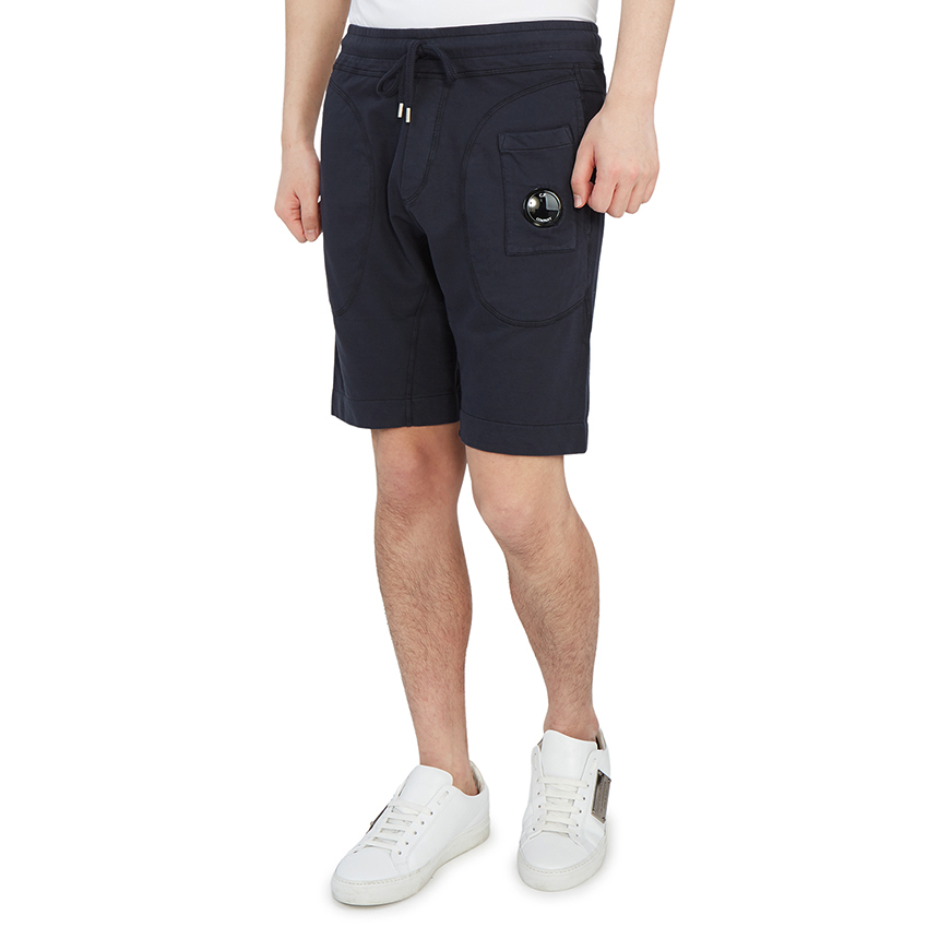 씨피컴퍼니(CP COMPANY) 라이트 플리스 렌즈 남자 조깅 버뮤다 반바지 레귤러핏 10CMSB157A 002246G 888