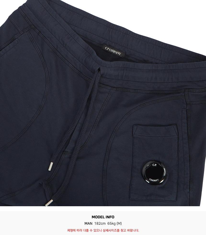 씨피컴퍼니(CP COMPANY) 라이트 플리스 렌즈 남자 조깅 버뮤다 반바지 레귤러핏 10CMSB157A 002246G 888