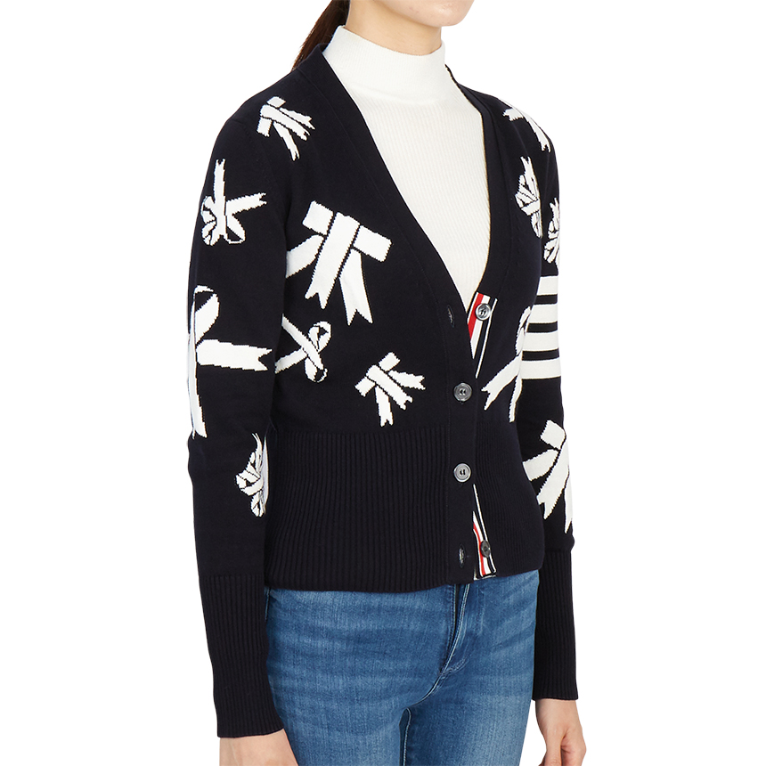 톰브라운(THOM BROWNE) 사선 완장 인타르시아 리본 여자 가디건 FKC384A Y3006 415