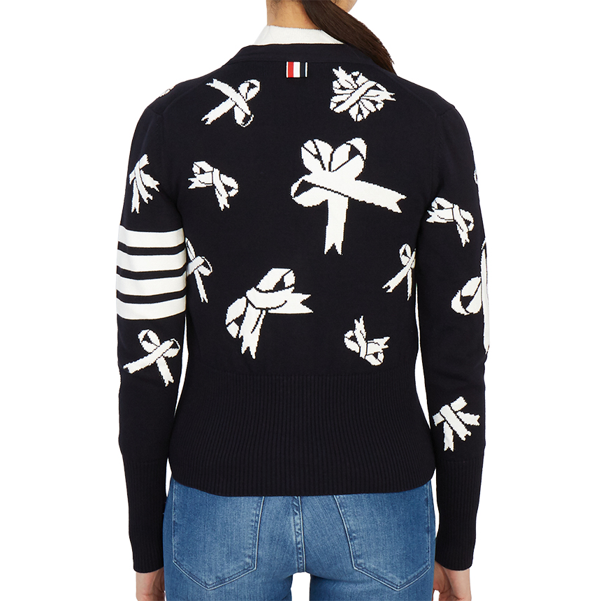 톰브라운(THOM BROWNE) 사선 완장 인타르시아 리본 여자 가디건 FKC384A Y3006 415