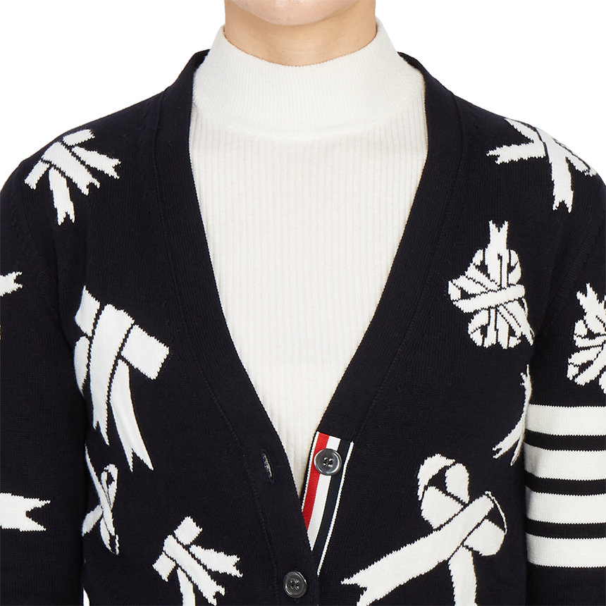 톰브라운(THOM BROWNE) 사선 완장 인타르시아 리본 여자 가디건 FKC384A Y3006 415