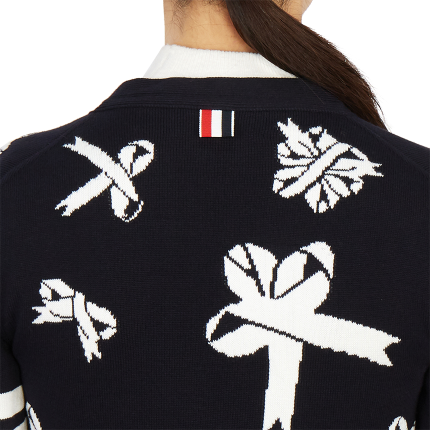 톰브라운(THOM BROWNE) 사선 완장 인타르시아 리본 여자 가디건 FKC384A Y3006 415