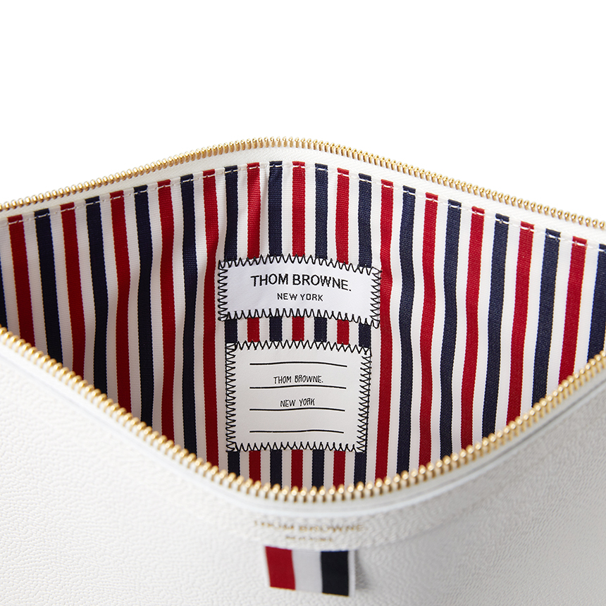 톰브라운(THOM BROWNE) 삼선 다이애그널 미디엄 도큐먼트 공용 클러치/파우치백 MAC117A 00198 100
