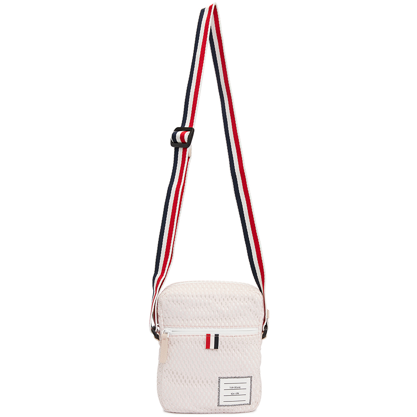 톰브라운(THOM BROWNE) 애슬레틱 메시 삼선 스트라이프 스몰 남자 숄더백 MAG393A 03193 680