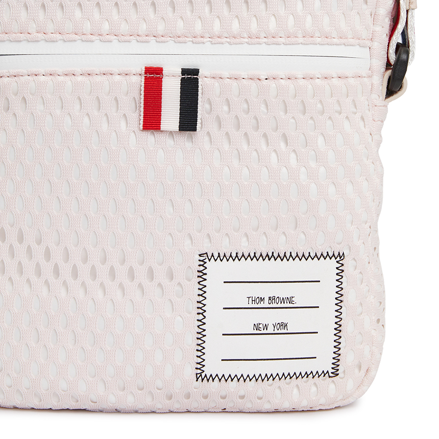 톰브라운(THOM BROWNE) 애슬레틱 메시 삼선 스트라이프 스몰 남자 숄더백 MAG393A 03193 680
