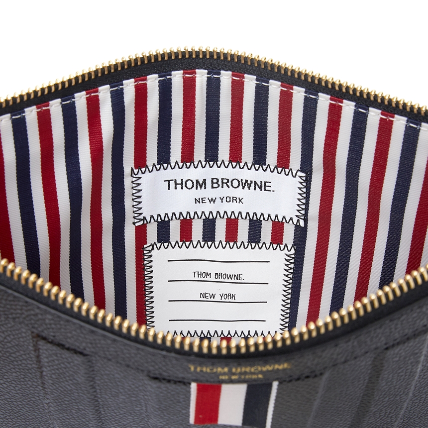 톰브라운(THOM BROWNE) 디보시드 사선 스트라이프 스몰 도큐먼트 남자 클러치/파우치 MAC134A 00198 001