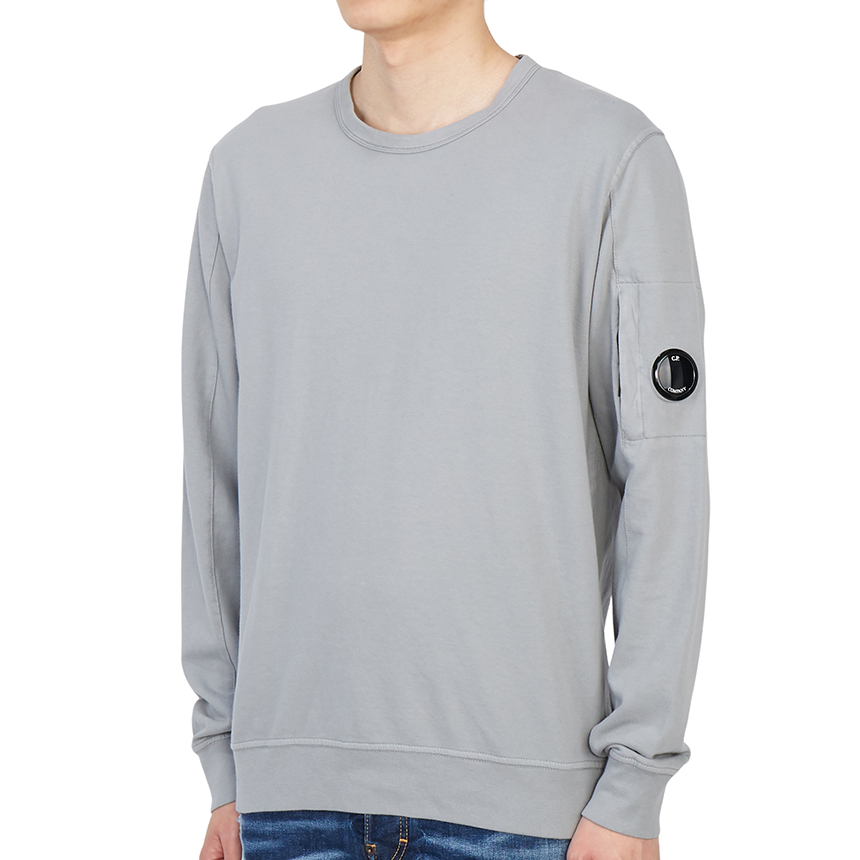 씨피컴퍼니(CP COMPANY) 라이트 플리스 렌즈 남자 긴팔 맨투맨 티셔츠 레귤러핏 12CMSS032A 002246G 937
