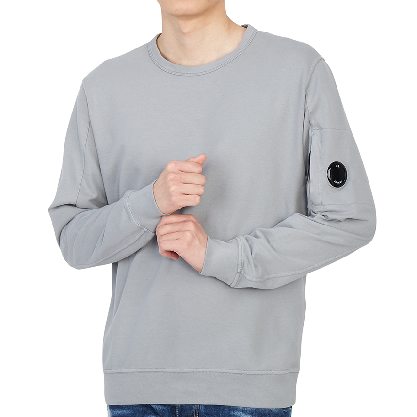 씨피컴퍼니(CP COMPANY) 라이트 플리스 렌즈 남자 긴팔 맨투맨 티셔츠 레귤러핏 12CMSS032A 002246G 937