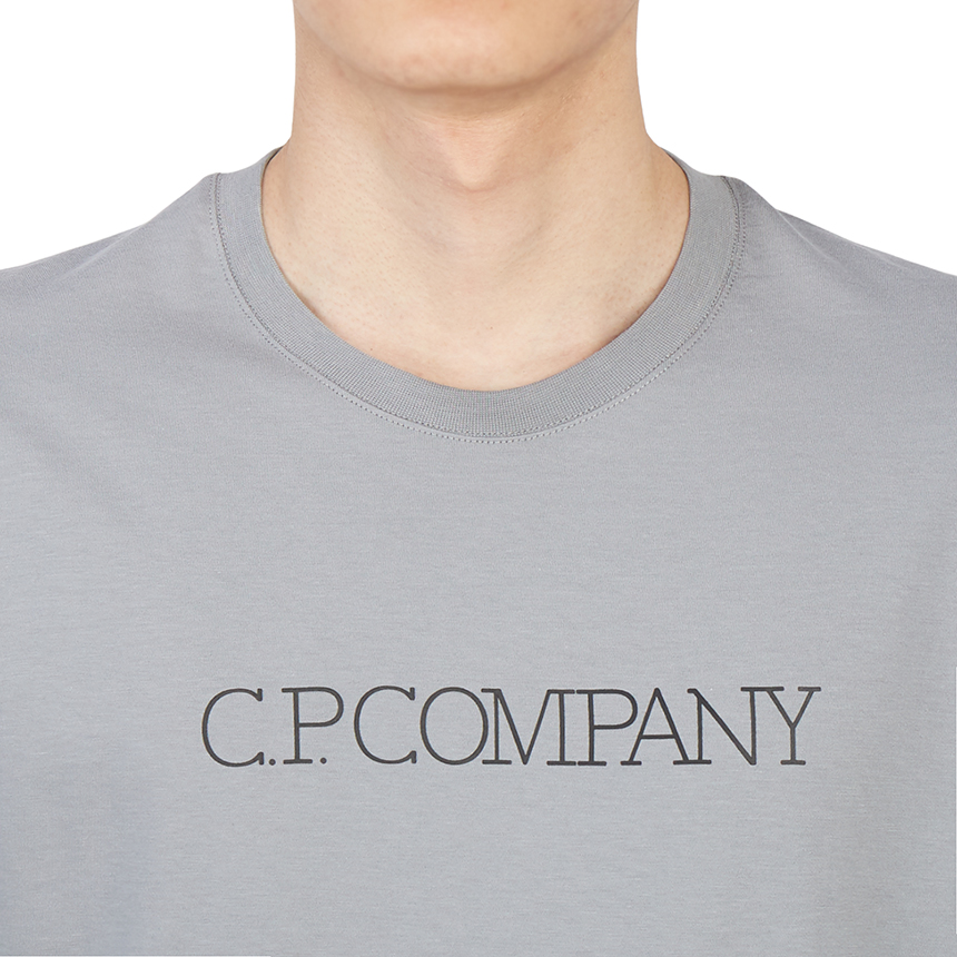 씨피컴퍼니(CP COMPANY) 토널 로고 남자 반팔티셔츠 릴렉스핏 12CMTS123A 006011W 937