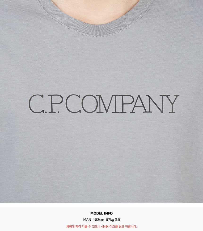 씨피컴퍼니(CP COMPANY) 토널 로고 남자 반팔티셔츠 릴렉스핏 12CMTS123A 006011W 937