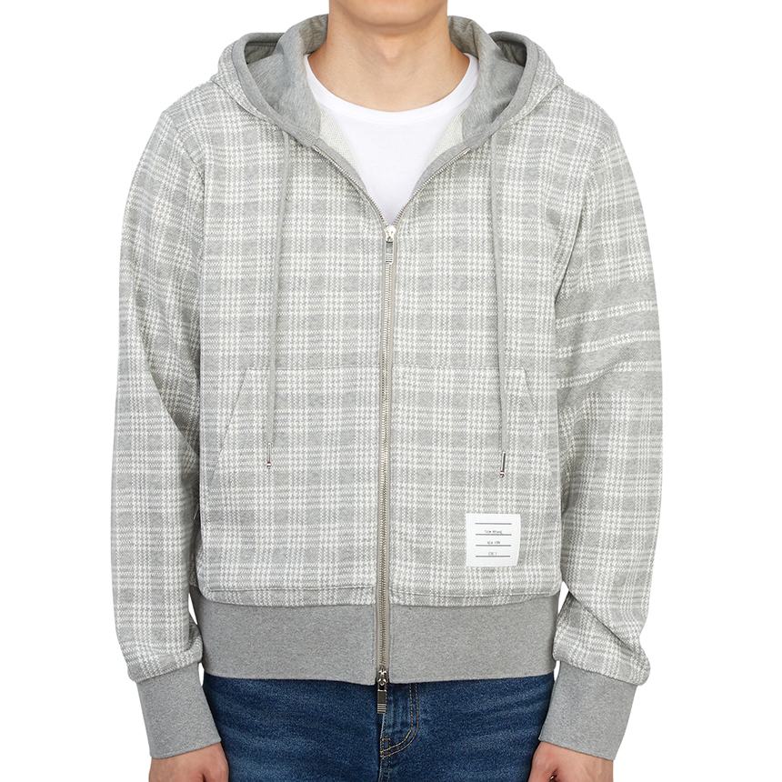 톰브라운(THOM BROWNE) 사선 스트라이프 마이크로 체크 자카드 남자 후드 집업 가디건 MJT307A 07993 055