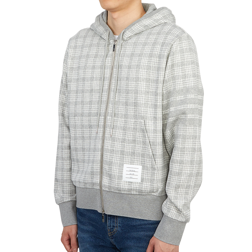 톰브라운(THOM BROWNE) 사선 스트라이프 마이크로 체크 자카드 남자 후드 집업 가디건 MJT307A 07993 055