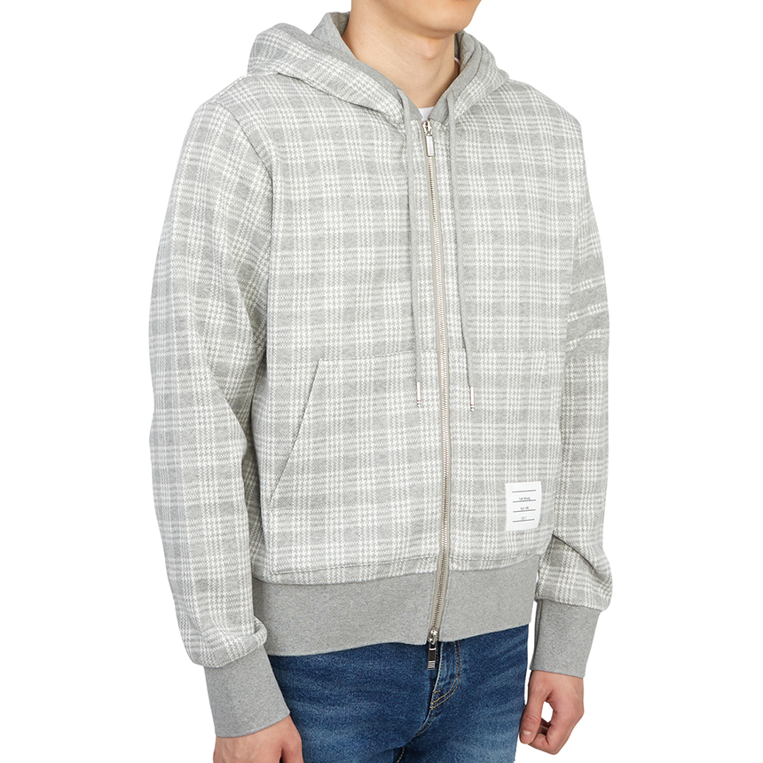 톰브라운(THOM BROWNE) 사선 스트라이프 마이크로 체크 자카드 남자 후드 집업 가디건 MJT307A 07993 055