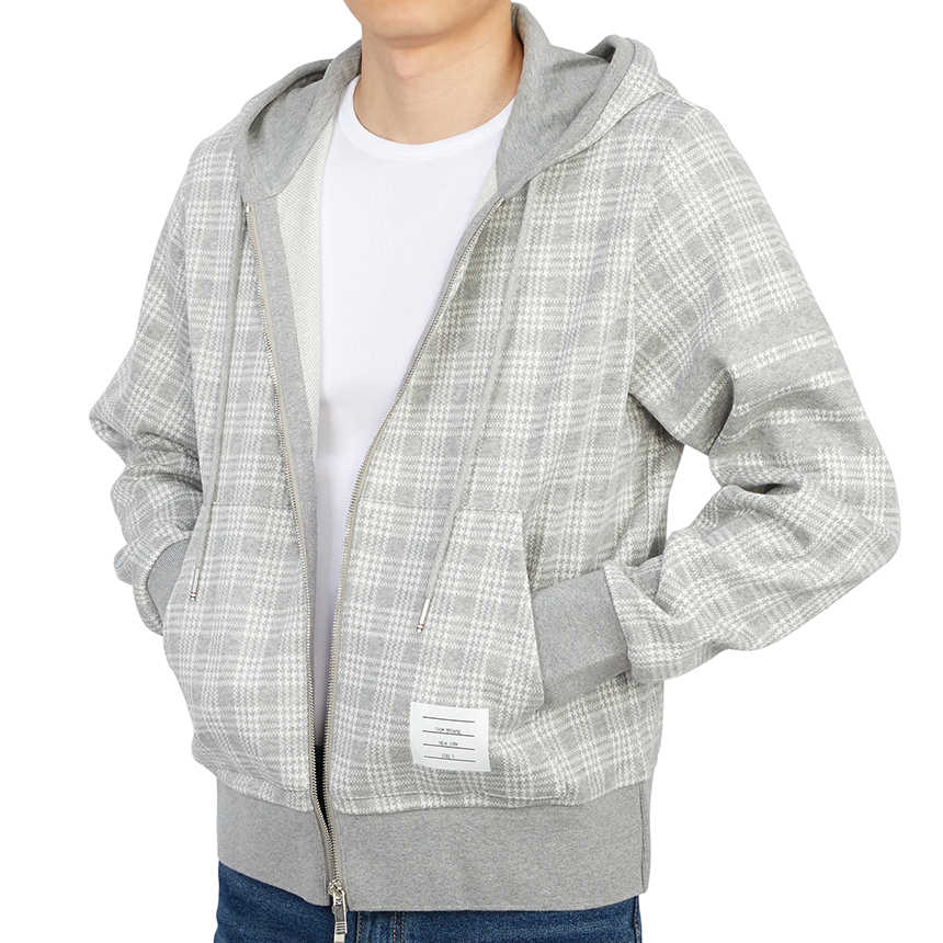 톰브라운(THOM BROWNE) 사선 스트라이프 마이크로 체크 자카드 남자 후드 집업 가디건 MJT307A 07993 055