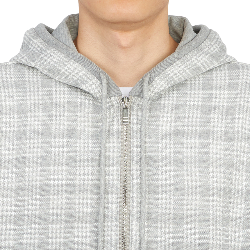 톰브라운(THOM BROWNE) 사선 스트라이프 마이크로 체크 자카드 남자 후드 집업 가디건 MJT307A 07993 055