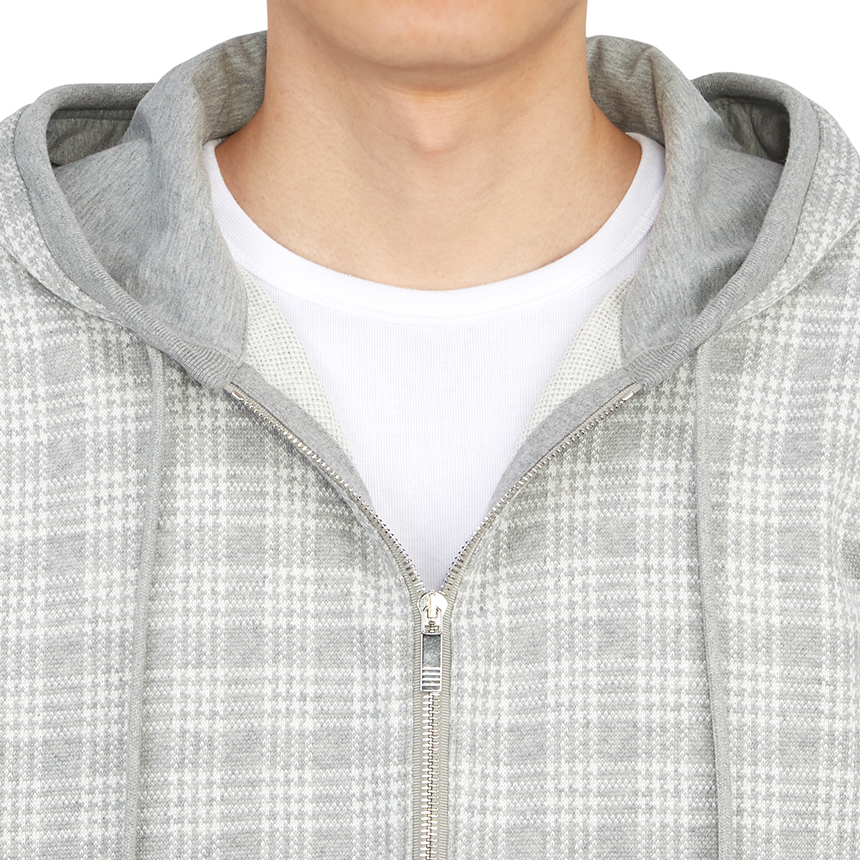 톰브라운(THOM BROWNE) 사선 스트라이프 마이크로 체크 자카드 남자 후드 집업 가디건 MJT307A 07993 055