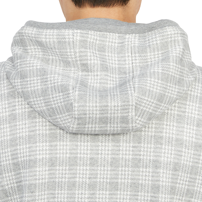 톰브라운(THOM BROWNE) 사선 스트라이프 마이크로 체크 자카드 남자 후드 집업 가디건 MJT307A 07993 055