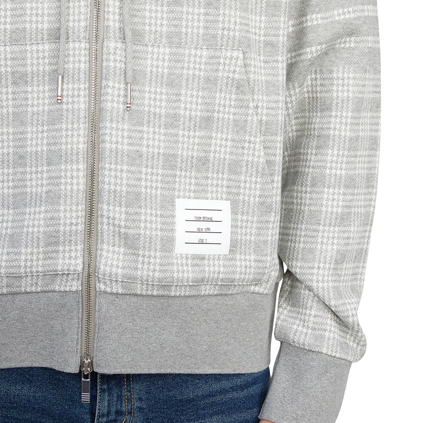 톰브라운(THOM BROWNE) 사선 스트라이프 마이크로 체크 자카드 남자 후드 집업 가디건 MJT307A 07993 055