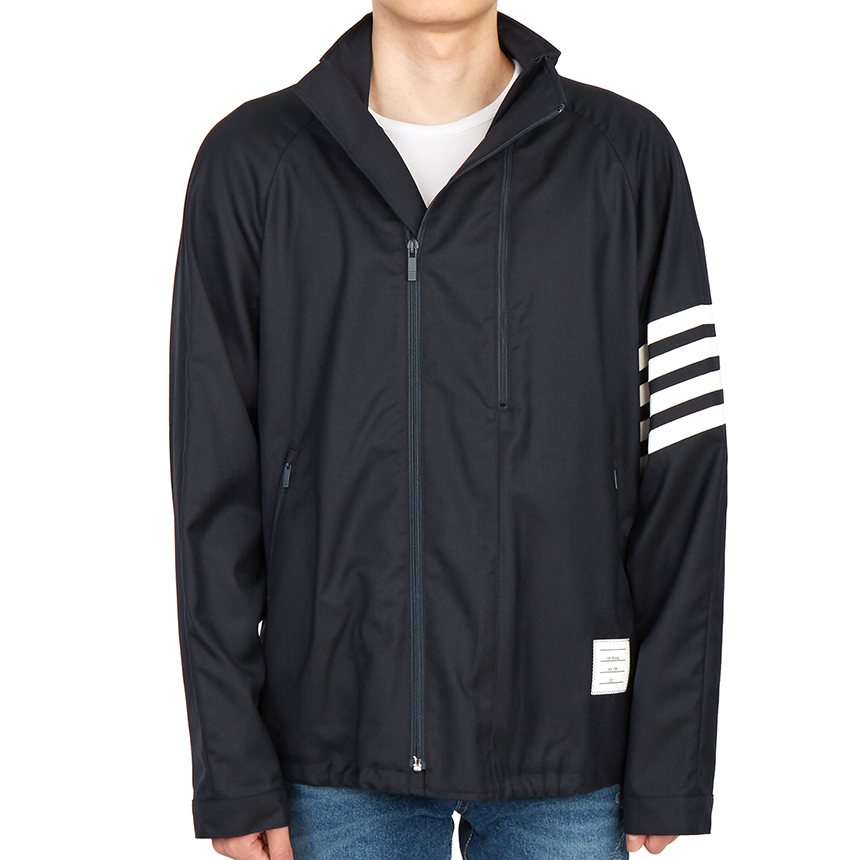 톰브라운(THOM BROWNE) 사선 스트라이프 래글런 남자 울 자켓 MJO096A 00626 415