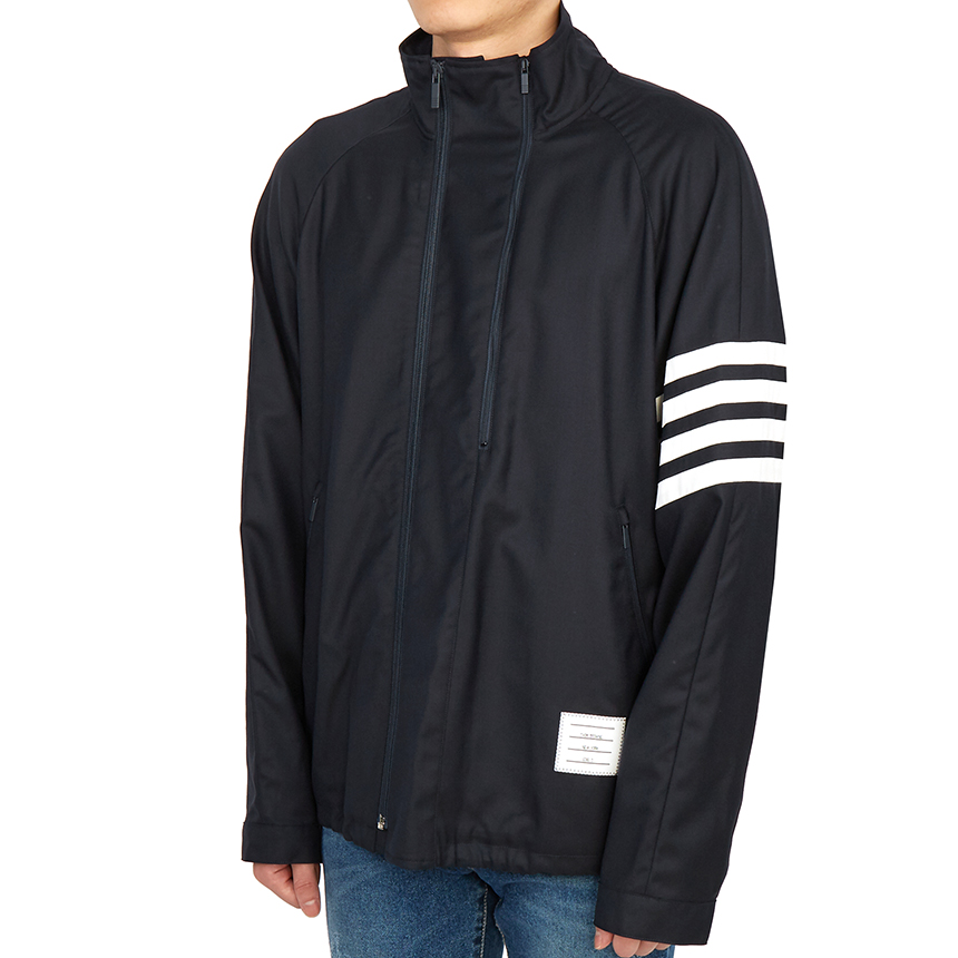 톰브라운(THOM BROWNE) 사선 스트라이프 래글런 남자 울 자켓 MJO096A 00626 415