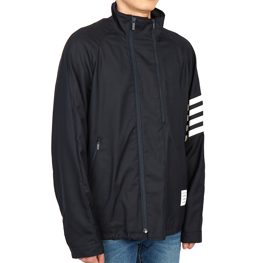 톰브라운(THOM BROWNE) 사선 스트라이프 래글런 남자 울 자켓 MJO096A 00626 415