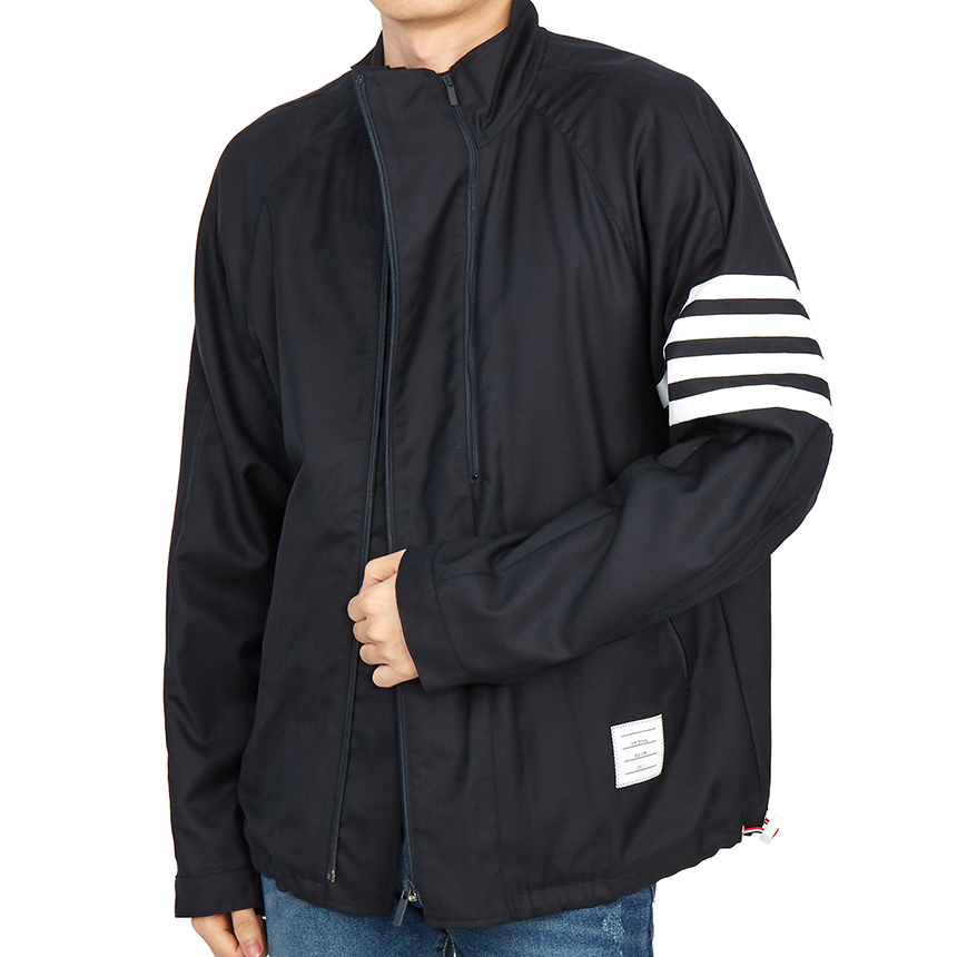 톰브라운(THOM BROWNE) 사선 스트라이프 래글런 남자 울 자켓 MJO096A 00626 415