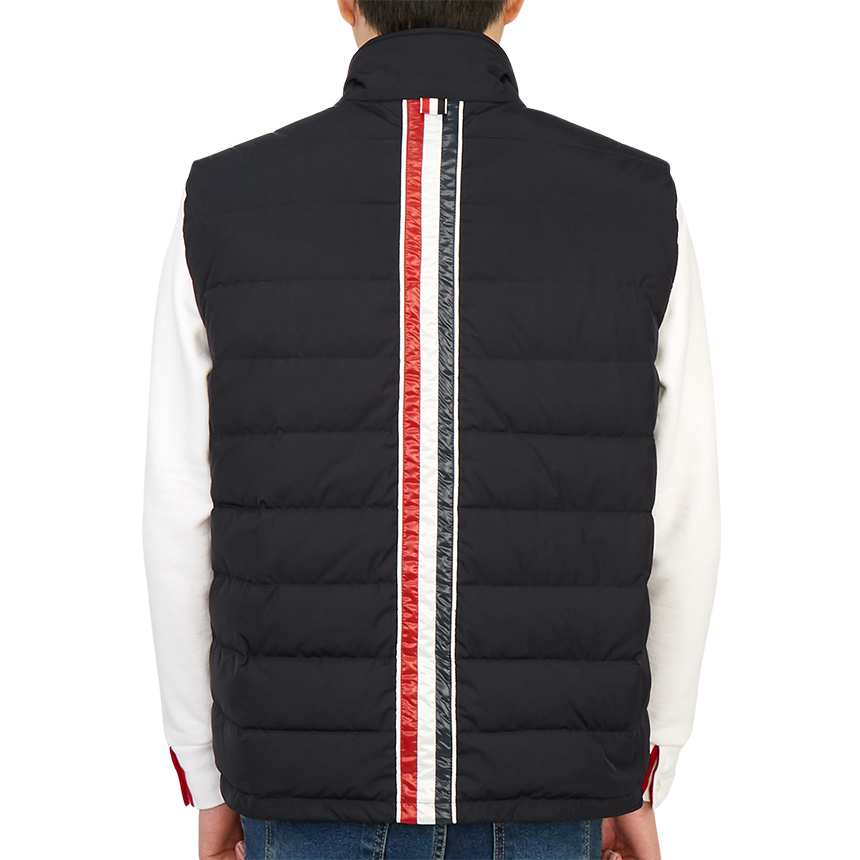톰브라운(THOM BROWNE) 센터백 삼선 스트라이프 남자 패딩 스키 조끼 MVD022X 07259 415