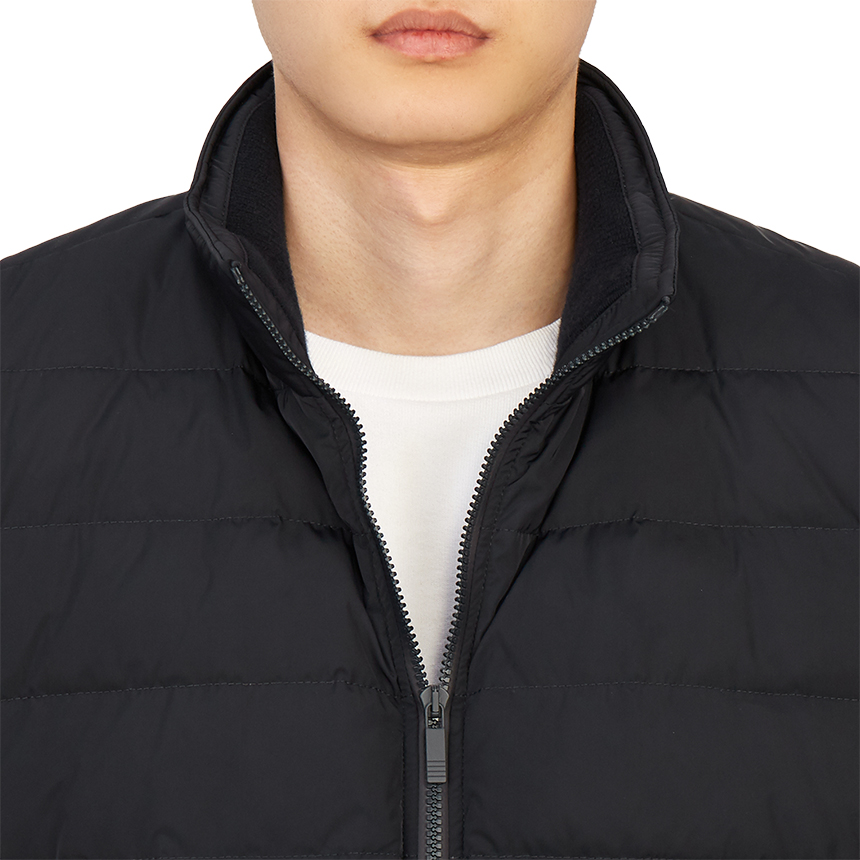 톰브라운(THOM BROWNE) 센터백 삼선 스트라이프 남자 패딩 스키 조끼 MVD022X 07259 415