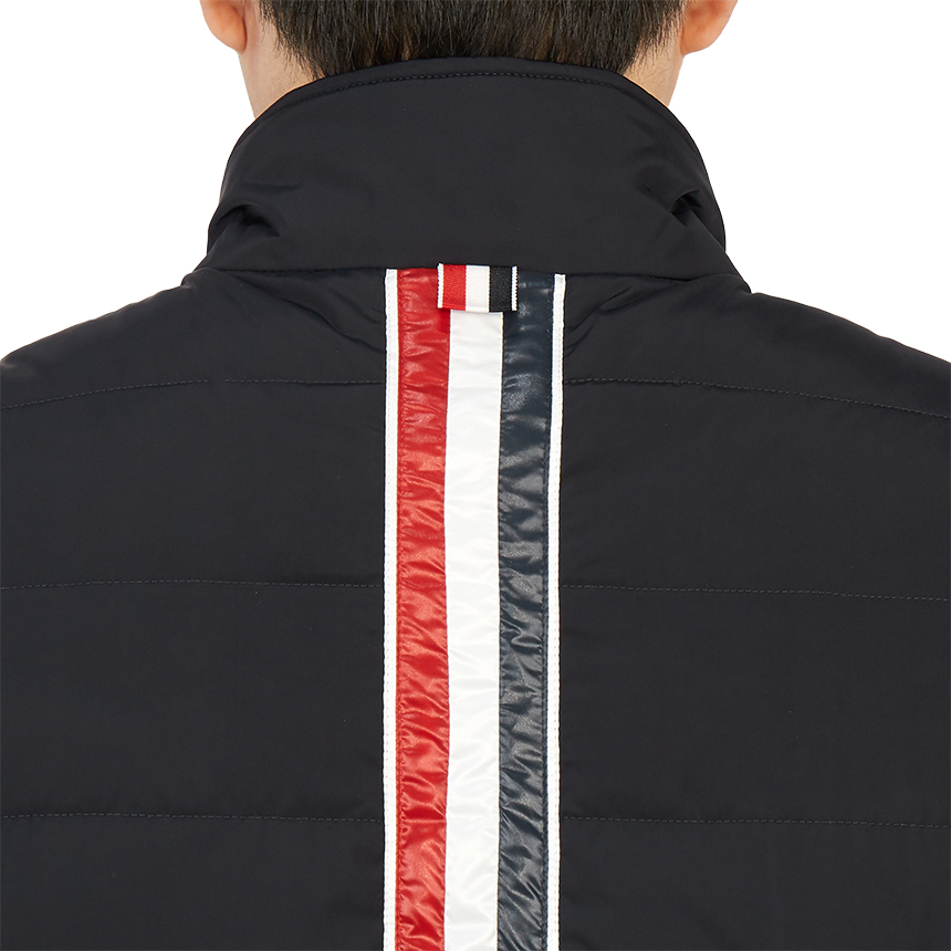 톰브라운(THOM BROWNE) 센터백 삼선 스트라이프 남자 패딩 스키 조끼 MVD022X 07259 415