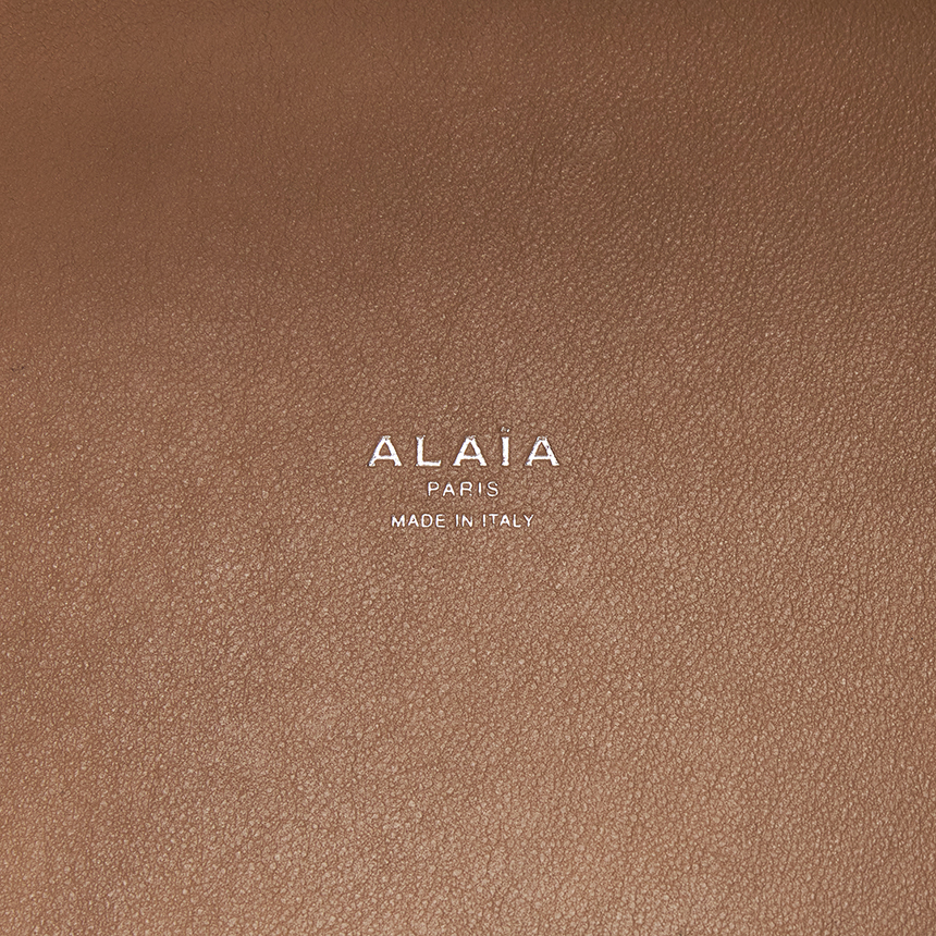 알라이아(ALAIA) 미나 25 여성 토트백 AA1S06725C0A44 010