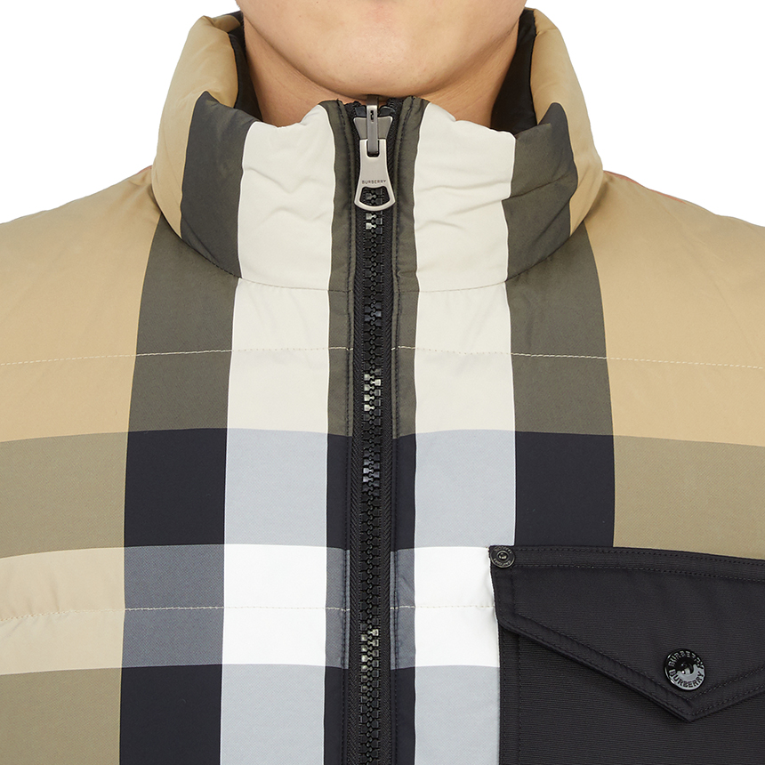 버버리(BURBERRY) 체크 리사이클 남자 양면 패딩 조끼 ROMFORD 8064287 A7028