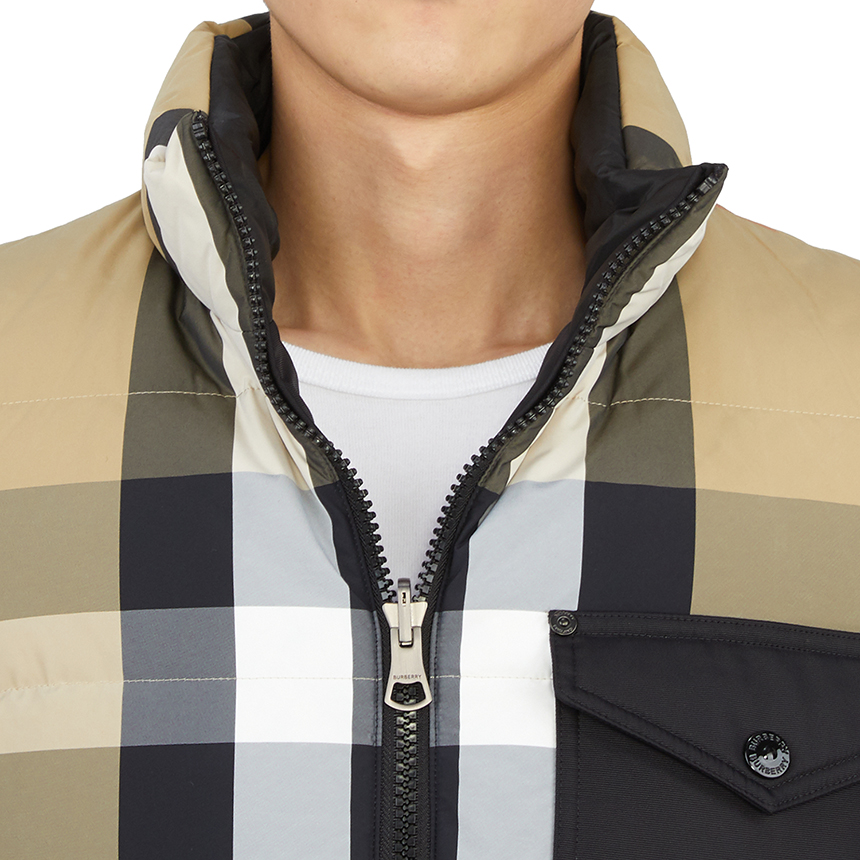 버버리(BURBERRY) 체크 리사이클 남자 양면 패딩 조끼 ROMFORD 8064287 A7028