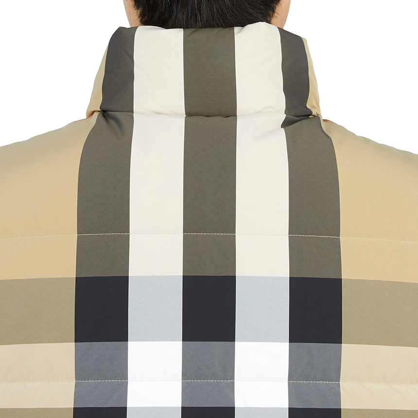 버버리(BURBERRY) 체크 리사이클 남자 양면 패딩 조끼 ROMFORD 8064287 A7028